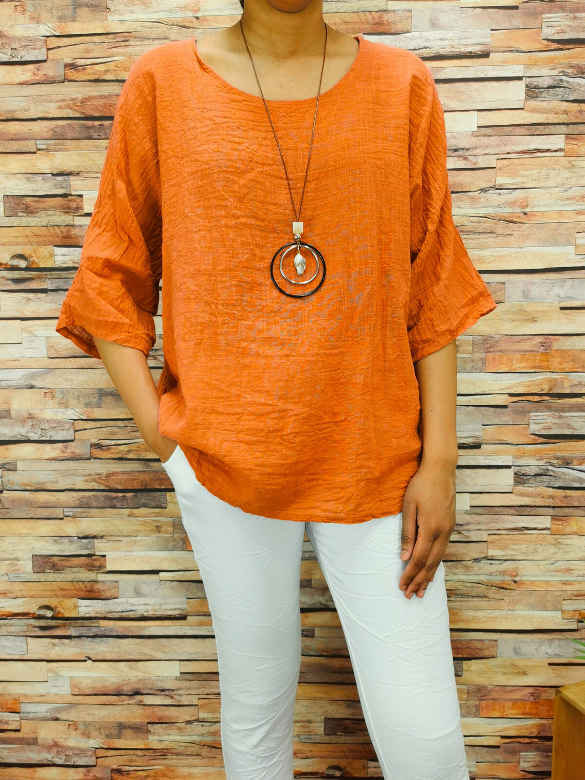 TEE SHIRT AVEC COLLIER