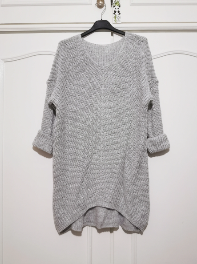 Robe en grosse maille argenté, a encolure V