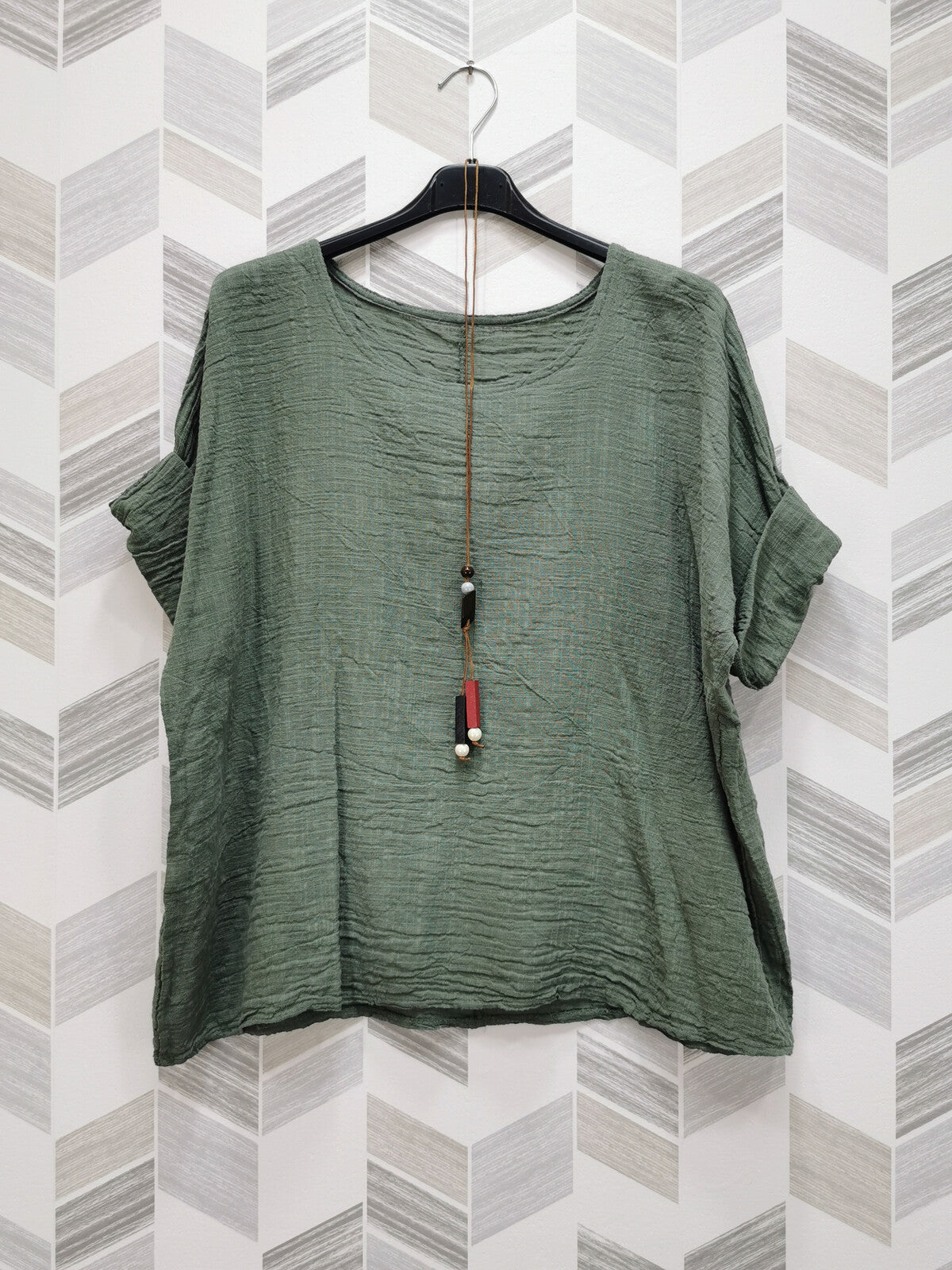 TEE SHIRT AVEC COLLIER